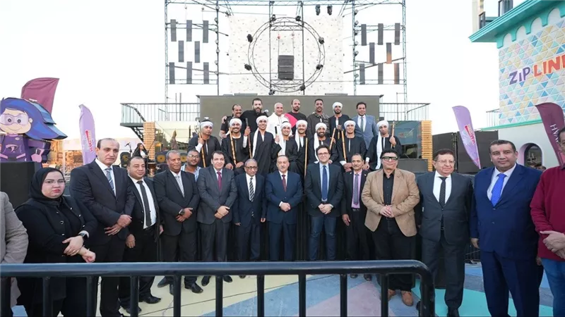 وزير الثقافة يمنح مكافآت مالية لـ50 فردًا من فرق الفنون الشعبية بأسيوط