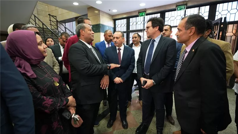 محافظ أسيوط ووزير الثقافة يتفقدان قصر ثقافة أسيوط ويطلعون على الأنشطة 