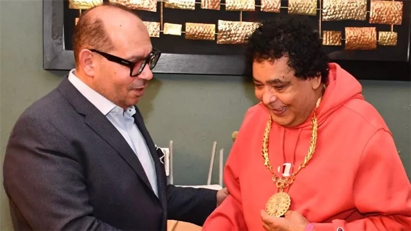 الكينج سفيرا للجنة الأولمبية .. ياسر ادريس يهدى محمد منير قلادة العظماء