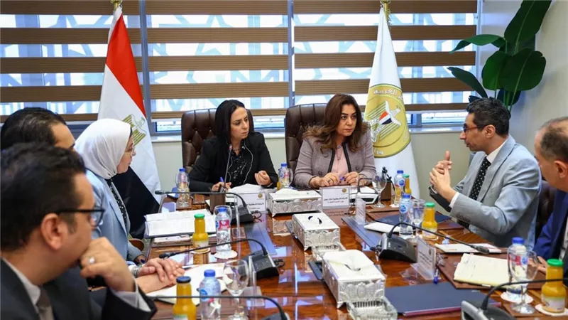وزيرتا التنمية المحلية والتضامن الاجتماعي تبحثان دعم جهود الهلال الأحمر المصري