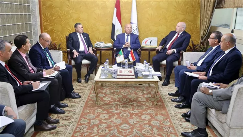 كامل الوزير يلتقي وزيري الصناعة والداخلية والنقل الجزائريين لبحث سبل التعاون