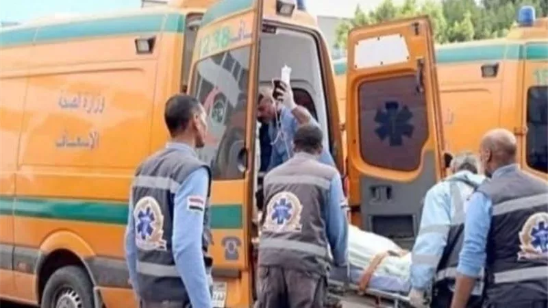 نقل شاب مصاب بنزيف داخلي بعد انقلاب توكتوك أثناء توجهه للمدرسة