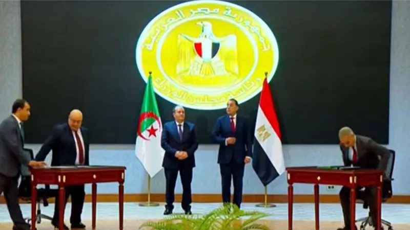 رئيس الوزراء ونظيره الجزائري يشهدان توقيع عدد من وثائق التعاون بين البلدين