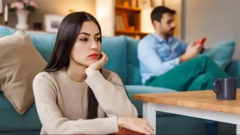 كيف تؤثر التكنولوجيا على زواجك؟ علامات خفية تستحق الانتباه
