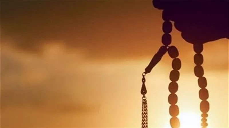 التسبيح باليد اليسرى..  حكمه وهل وقع فاعله في معصية الله ورسوله؟