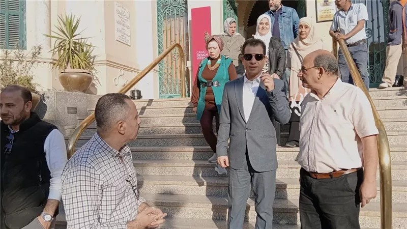 هشام عطوة يتفقد مكتبة القاهرة الكبرى لوضع خطة طموحة لتطويرها