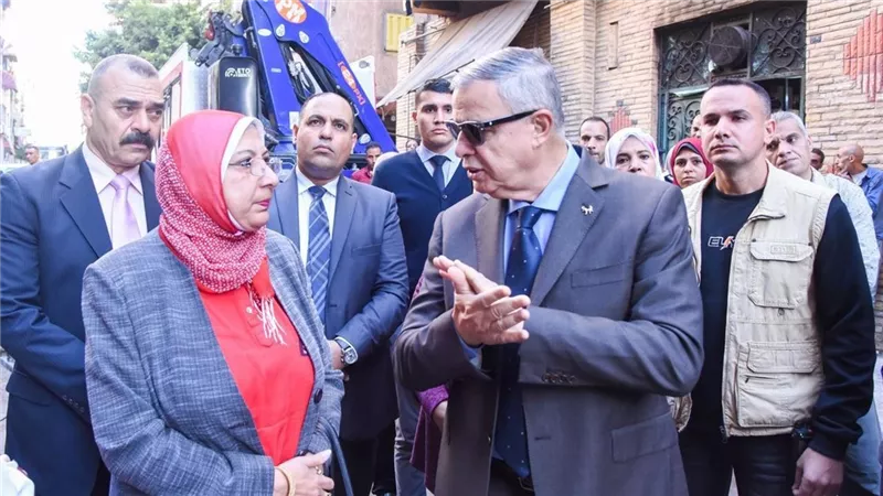 محافظ الإسكندرية يتابع تداعيات انهيار عقار بنطاق حي غرب |صور