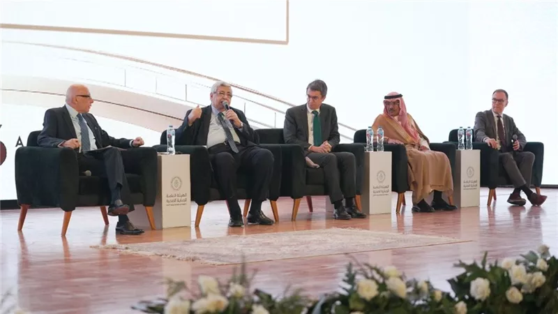 التوازن الثلاثي بين الصحة والتمويل والاستدامة.. جلسة نقاشية بالرعاية الصحية
