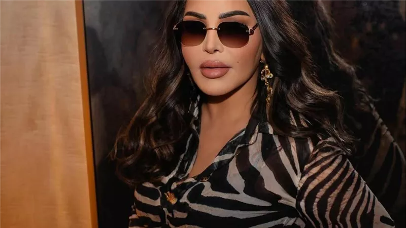 أحلام الشامسي تبهر عشاق الأناقة والرفاهية بساعة خاصة فريدة 