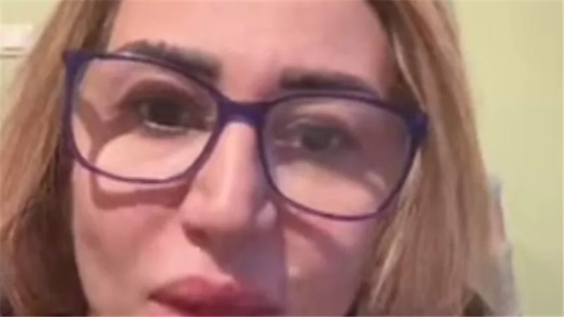 سيدة تستغيث من عامل رخام.. «كان بيجري ورايا بشاكوش»