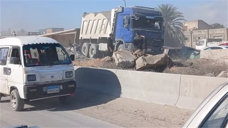 انقلاب سيارة تريلا يتسبب في توقف حركة المرور بطريق الإسكندرية القاهرة