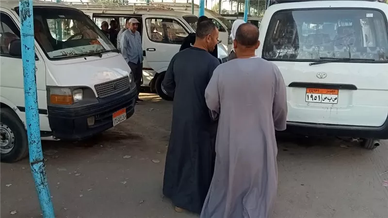 مدير مواقف قوص بقنا يتابع حركه ركوب واستقلال المواطنين سيارات الأجرة