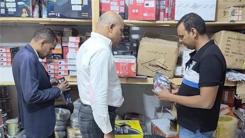 ضبط 1000 لمبة ليد مجهولة المصدر في أحد المحلات بالأقصر