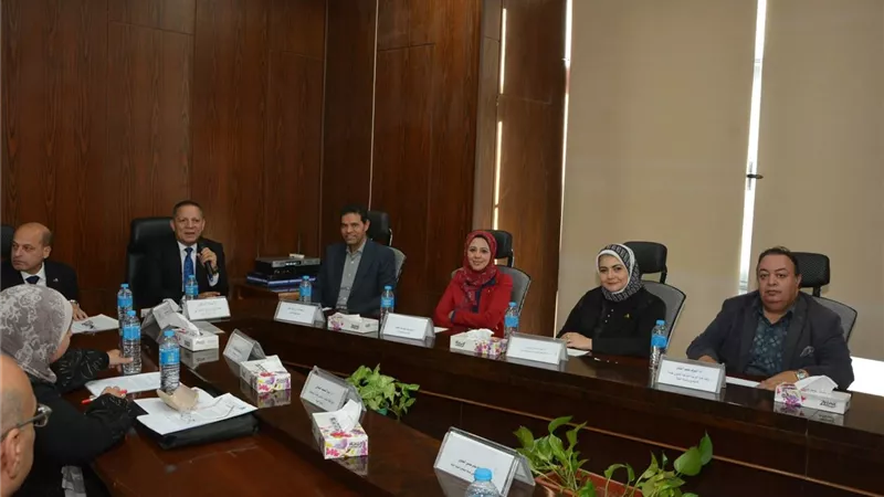 رئيس جامعة دمياط يقدم التهنئة لنائبه خلال جلسة مجلس شؤون خدمة المجتمع