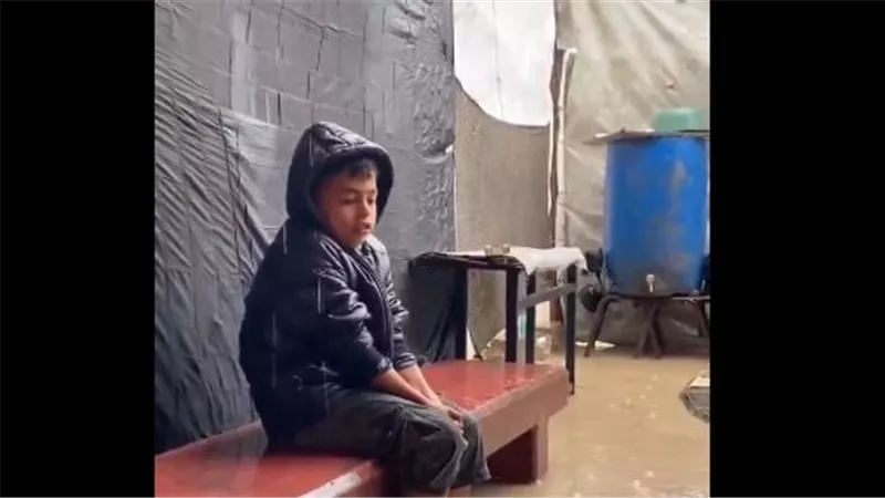 برد غزة القاتل.. فيديو لطفل يرتجف داخل خيمة غارقة يهزّ القلوب