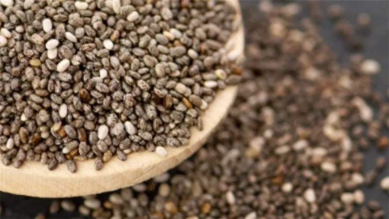 3 طرق عملية لاستخدام بذور الشيا يوميا وفوائدها الصحية 	