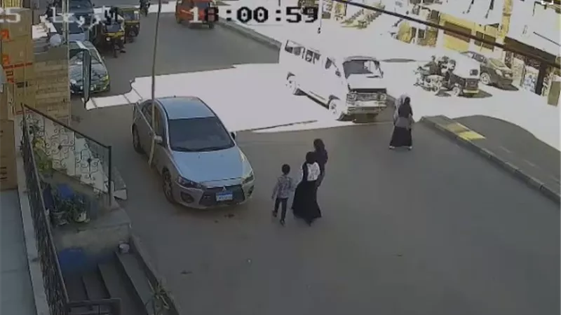 سيارة مسرعة تدهس فتاتين أثناء سيرهما بالشارع بالبدرشين لتلقى أحدهما مصرعها 