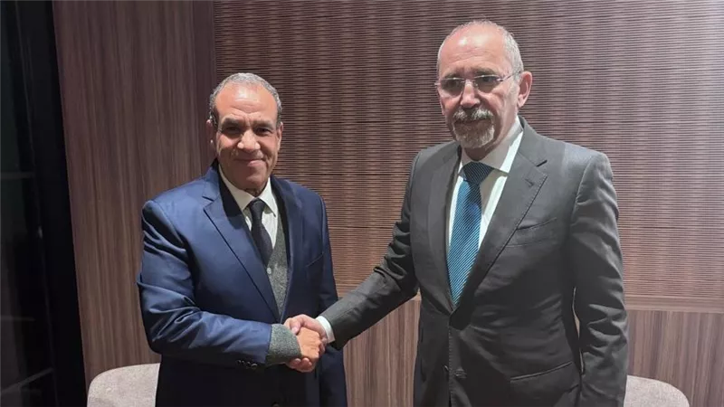 وزير الخارجية يلتقي نظيره الأردني أيمن الصفدي في برشلونة