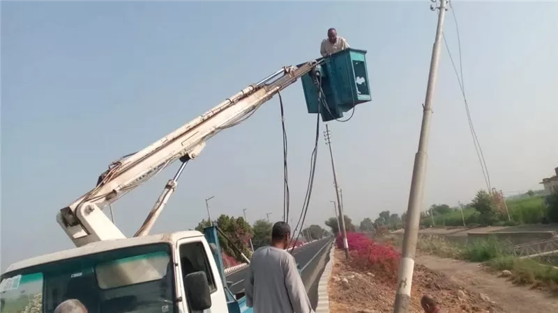 إعادة زرع عمود كهرباء آيل للسقوط بخزام وتركيب 12 كشاف إضاءة جديد 