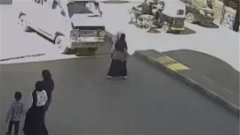 كاميرا المراقبة توثق اللحظات الأخيرة.. شاهد مصرع فتاة وإصابة صديقتها بالبدرشين
