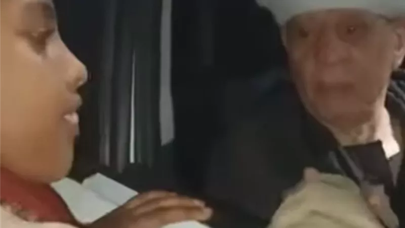 قبلة على يد صغير.. لقطة نادرة للشيخ ياسين التهامي تلامس قلوب المتابعين