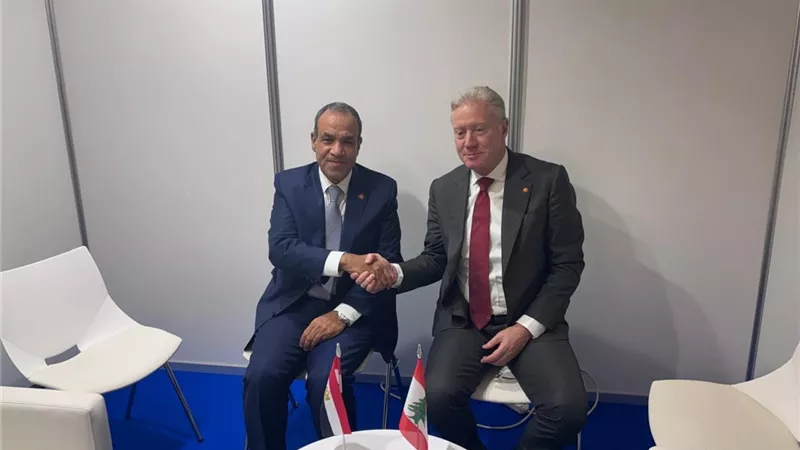 وزير الخارجية يبحث مع نظيره اللبناني تعزيز العلاقات الثنائية بين البلدين