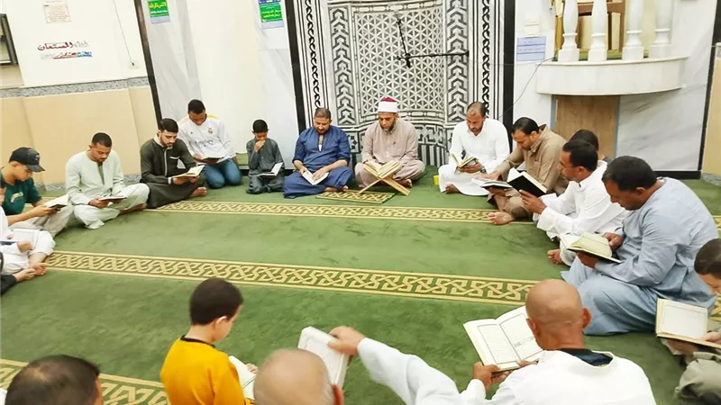 مقارئ الجمهور بأوقاف الجيزة.. حلقات قرآنية منتظمة تعيد للمسجد دوره التربوي 