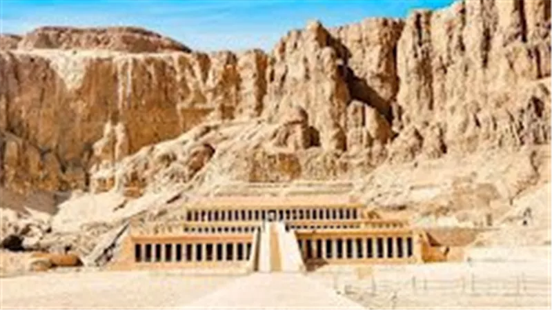 تصدعات بالقديم تهدد سلامة السياح.. بناء مركز للزوار بـ الدير البحري بالأقصر 