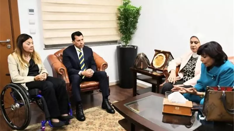  وزير الشباب والرياضة في اجتماع إمكانية دمج احتفالية اليوم العالمي لذوي الإعاق