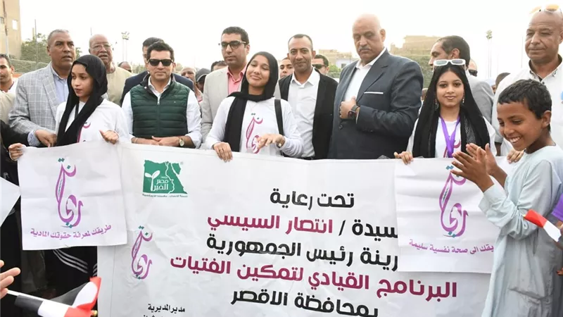 وزير الشباب والرياضة يتفقد مركز شباب الحبيل ويفتتح ملعبا خماسيا 