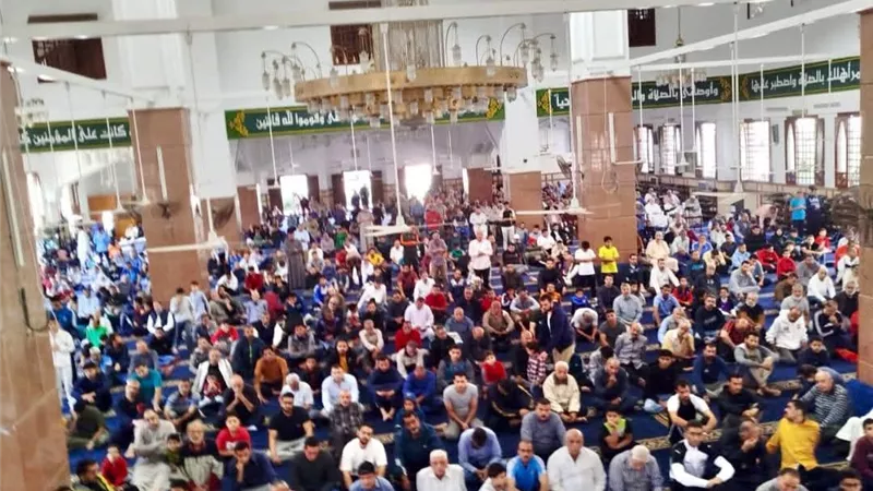 مشهد يسر الأعين .. مقارئ الجمهور ومجالس الصلاة على النبي تتلألأ بمساجد بورسعيد