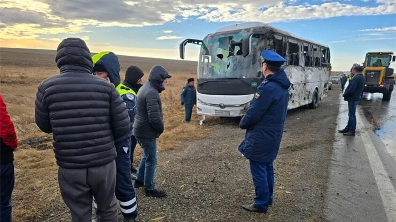 حادث مفاجئ في روسيا..انقلاب حافلة أطفال لاعبي كرة قدم على طريق سريع|فيديو