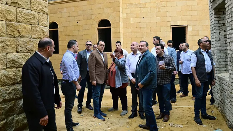 رئيس الوزراء يتفقد أعمال إعادة إحياء منطقة 