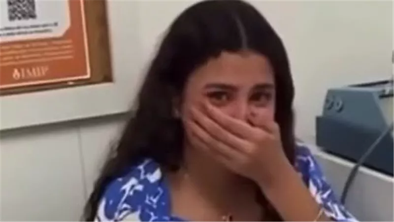 فتاة صماء تتفاعل عاطفيا عندما تسمع صوت والدتها لأول مرة