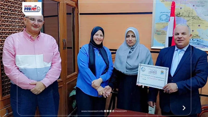 تكرم مديرة مدرسة فاطمة الزهراء ومعلمة وطالبة لتميزهم في مبادرة «الفيوم تتحدث»
