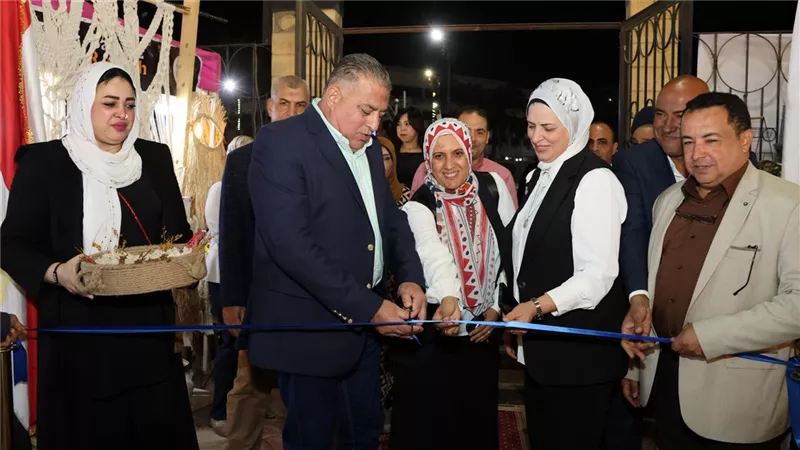 سكرتير محافظة الإسماعيلية يفتتح معرض بيع مستلزمات الأسرة المصرية