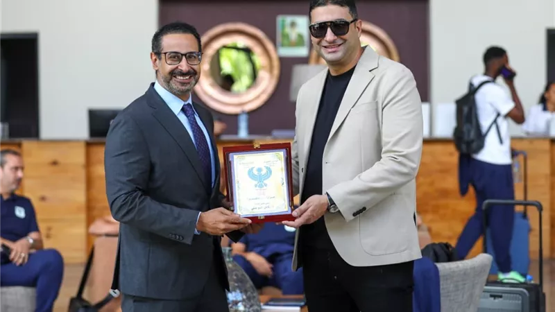 محمد موسى يهدي درع المصري لمسئولي السفارة المصرية في زامبيا