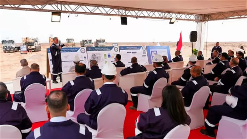 وزير البترول يتفقد مشروع إنتاج «الصودا آش» بمدينة العلمين الجديدة 