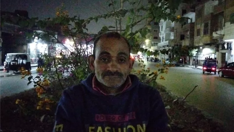 رجل خمسيني بلا مأوى في طنطا يستغيث بالرئيس: «بناتي رموني في الشارع»