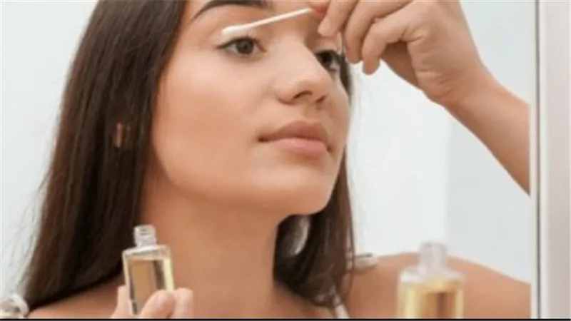 زيت الخروع ..السر الطبيعي لتكثيف الرموش وملء الحواجب