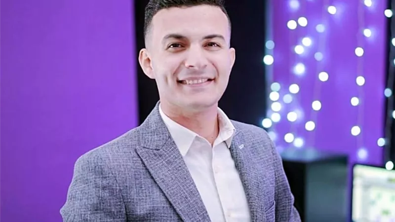 المنشد محمد نشأت .. صوت شاب جمع بين الأصالة والتجديد في المديح