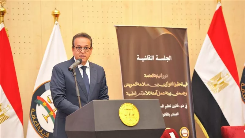  خلال جلسة نقاشية.. وزير الصحة: لا تهاون في حقوق الفرق الطبية