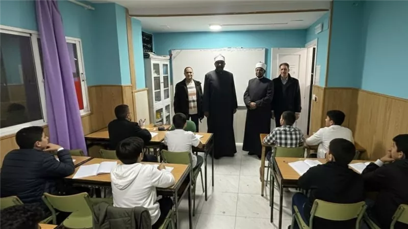 أمينا (كبار العلماء) و(البحوث الإسلامية) يلتقيان أبناء الجاليات في إسبانيا 