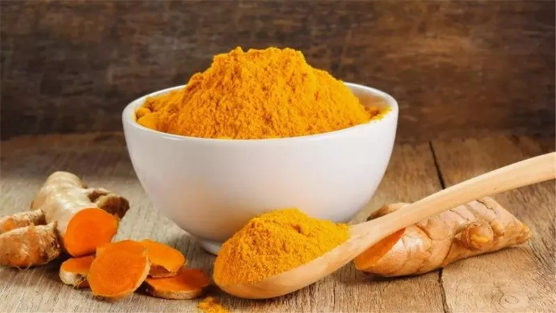 من زيت الشعر إلى الماسكات.. 3 حيل مع الكركم لتحسين صحة الشعر