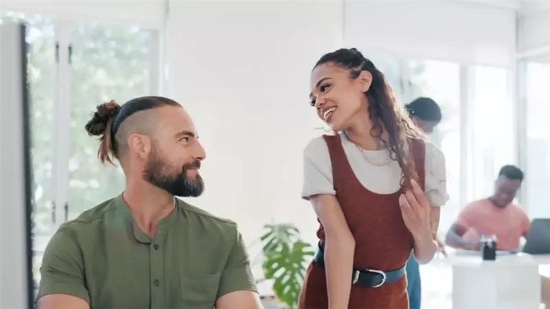 لماذا تنجذب بعض النساء للرجل المتزوج؟ التفسير العاطفي الخفي 	