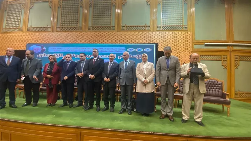 نقيب الإعلاميين يدعو لإعلام دعوي رقمي بجامعة الأزهر ويُكرَّم في ختام المؤتمر