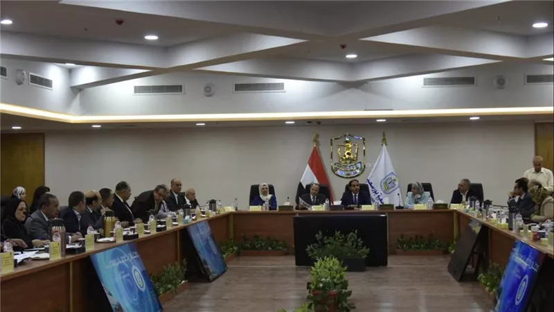 محافظ بورسعيد يشارك باجتماع مجلس الجامعة ويشيد بمبادرة اللياقة البدنية للطلاب