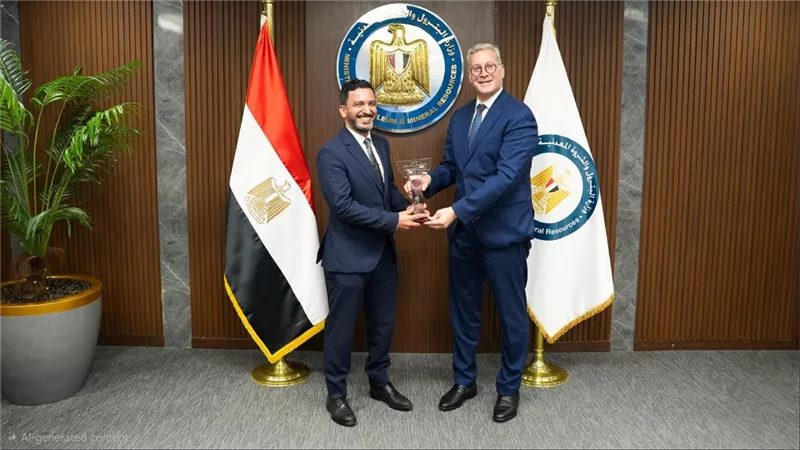 وزير البترول  يكرّم مهند عاطف لفوزه بجائزة أفضل وكيل ذكاء اصطناعي 