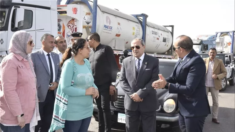 محافظ بورسعيد يستعرض آليات تطوير الطريق الداخلي المؤدي لمعدية شرق التفريعة 