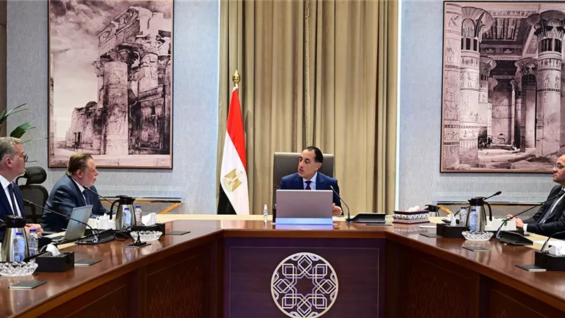 رئيس الوزراء يتابع  موقف سداد مستحقات الشركاء الأجانب بقطاع البترول